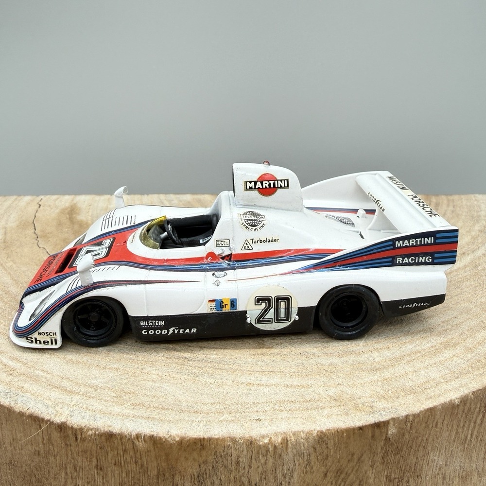 Graphyland Porsche 936 1976 Martini Racing 1:43 Resin Model Car Robb Brown Build